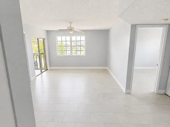 1560 SE Royal Green Cir, Port Saint Lucie, FL