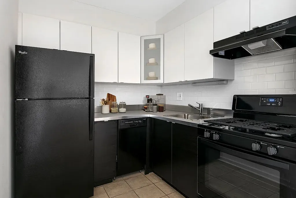 450 W. Melrose — Photo 2