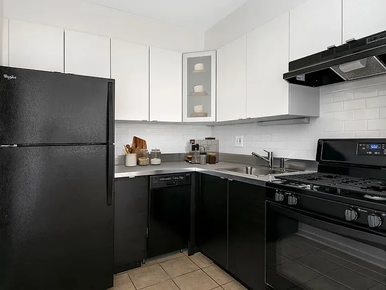 450 W. Melrose — Photo 3