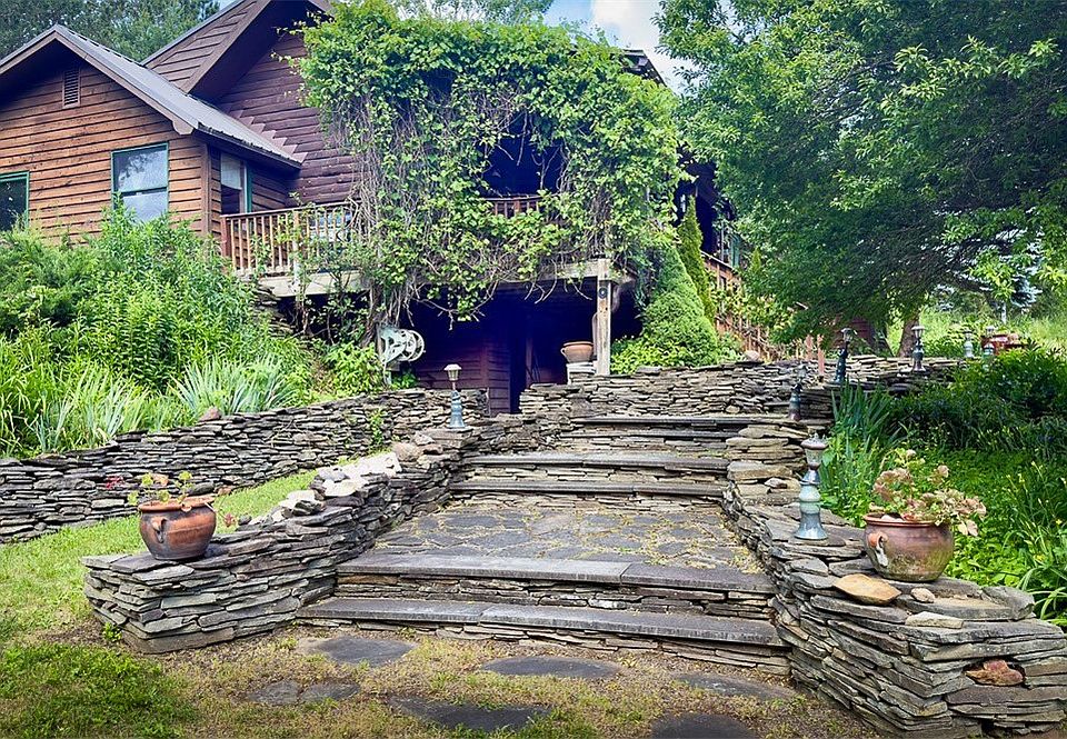 1st image of 208 Pottery Ln