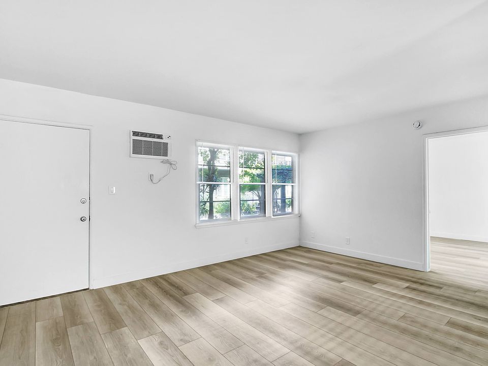 1st image of 1844-1850 N Harvard Blvd #A14