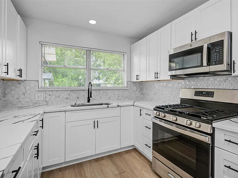 1412 W 10th St — Photo 11
