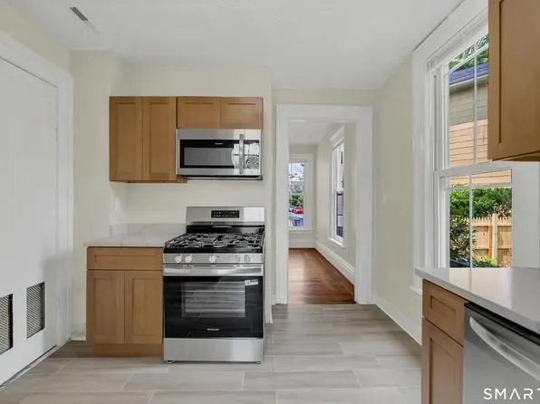 7 University Pl, 7 University Pl #1, New Haven, CT 06511