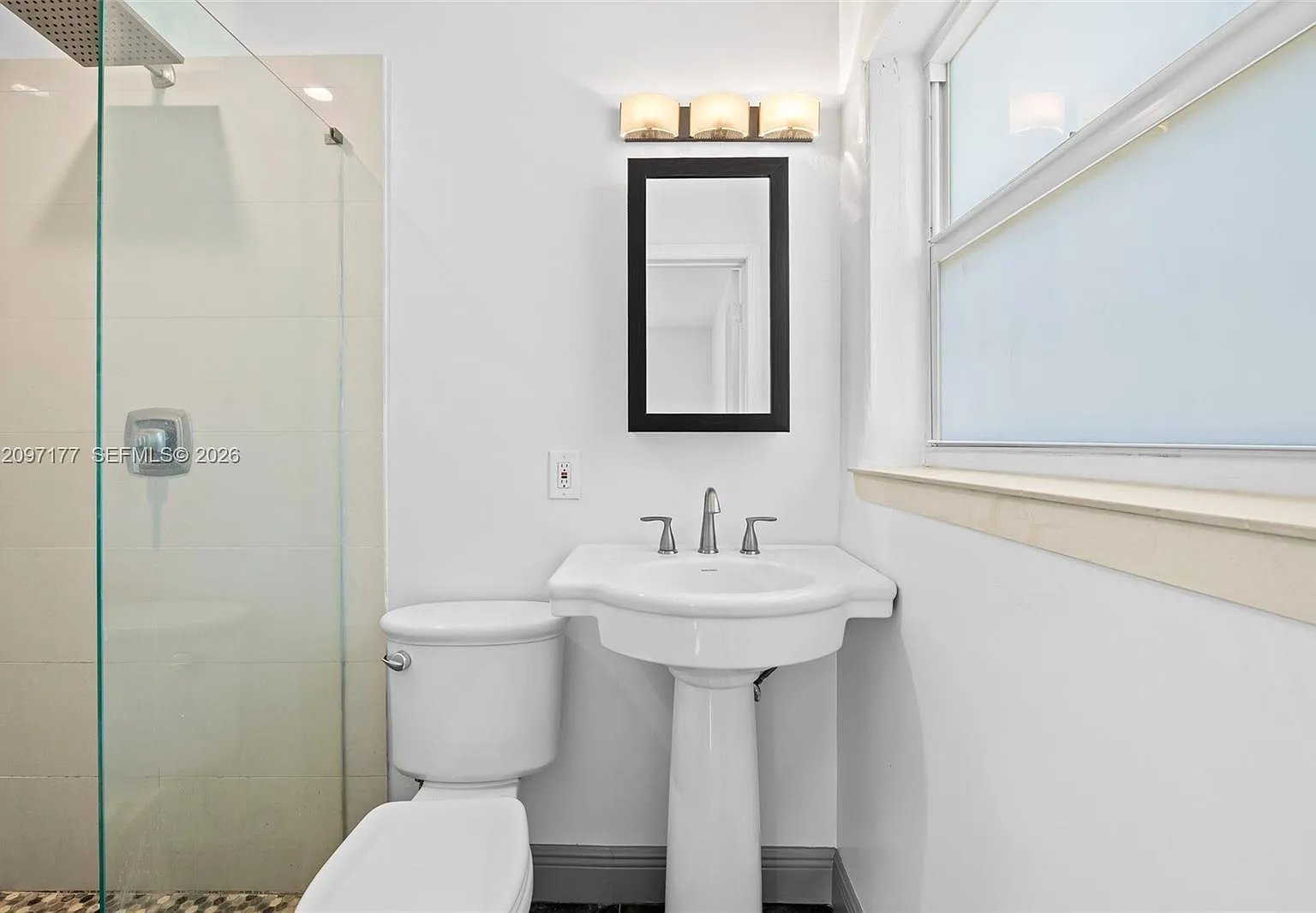 3 bed, 2.0 bath, 1354 sqft, $4,750 — Photo 4
