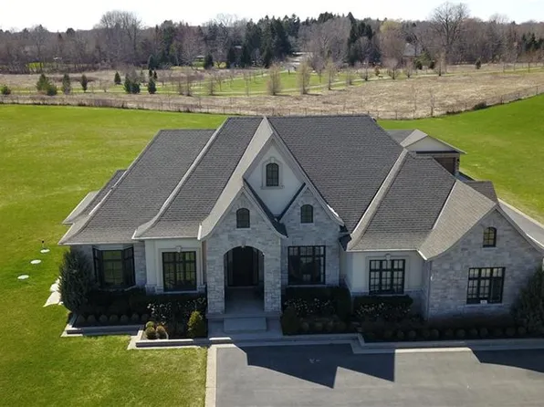 55 Tews Ln, Hamilton, ON L9H 7N4