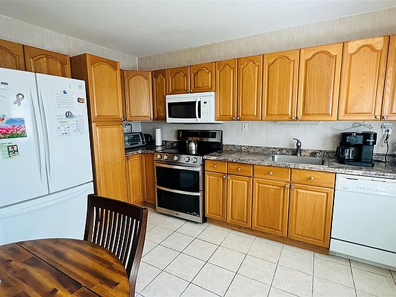 5th image of 541 Stratford Lane