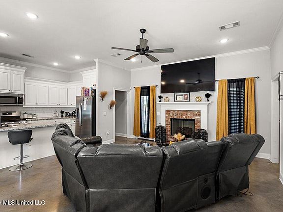 4th image of 146 Allie Ln