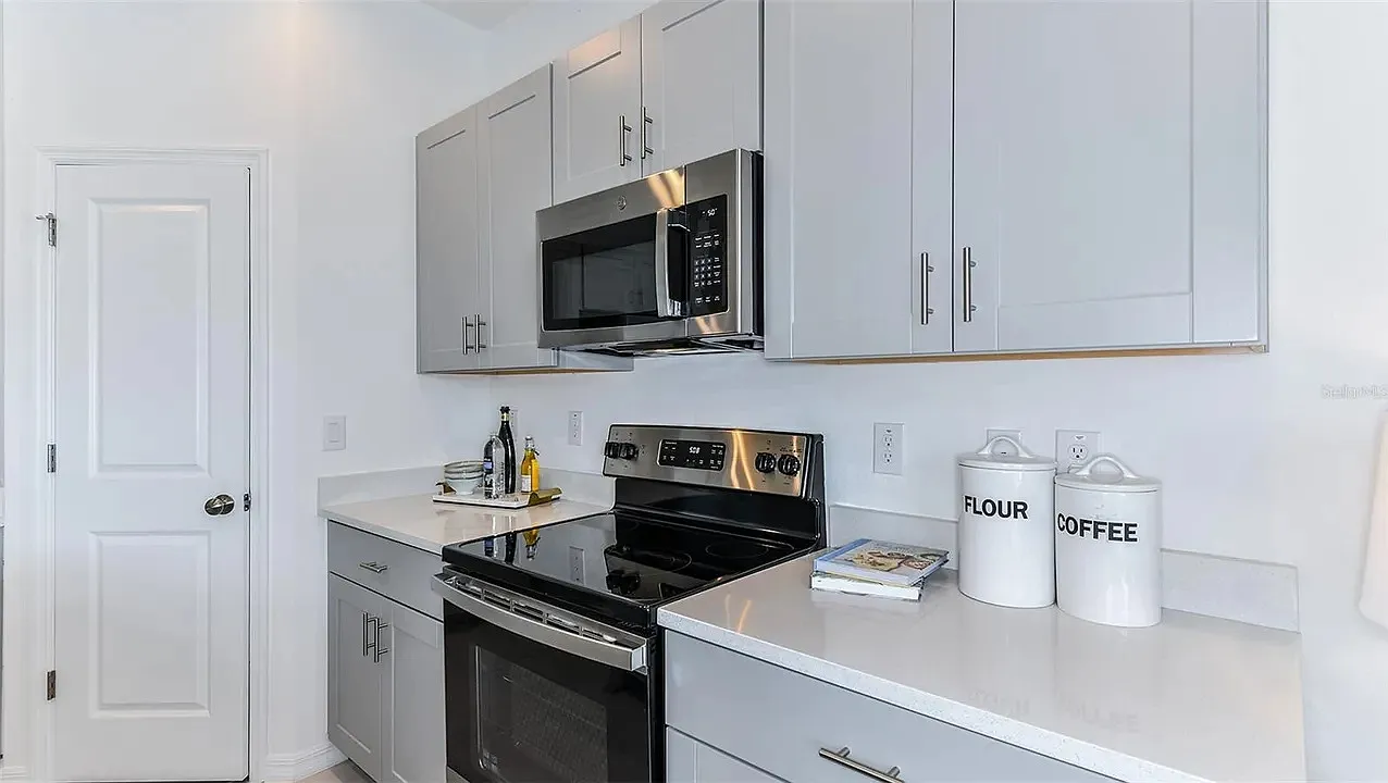 3 bed, 1373 sqft, $2,000 — Photo 2