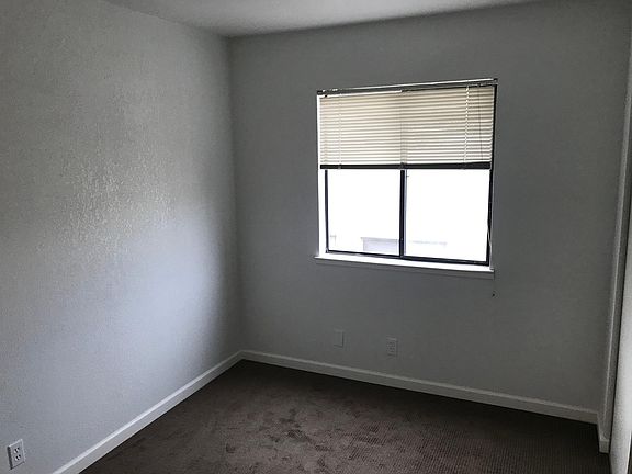 Small Bedroom/Workspace