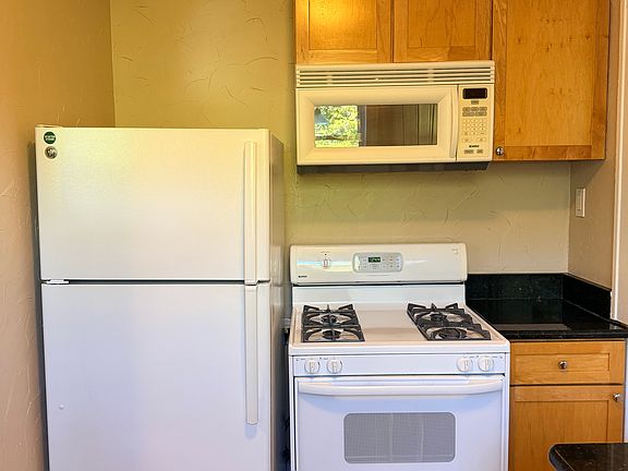 5th image of 166 W Lincoln St APT 2