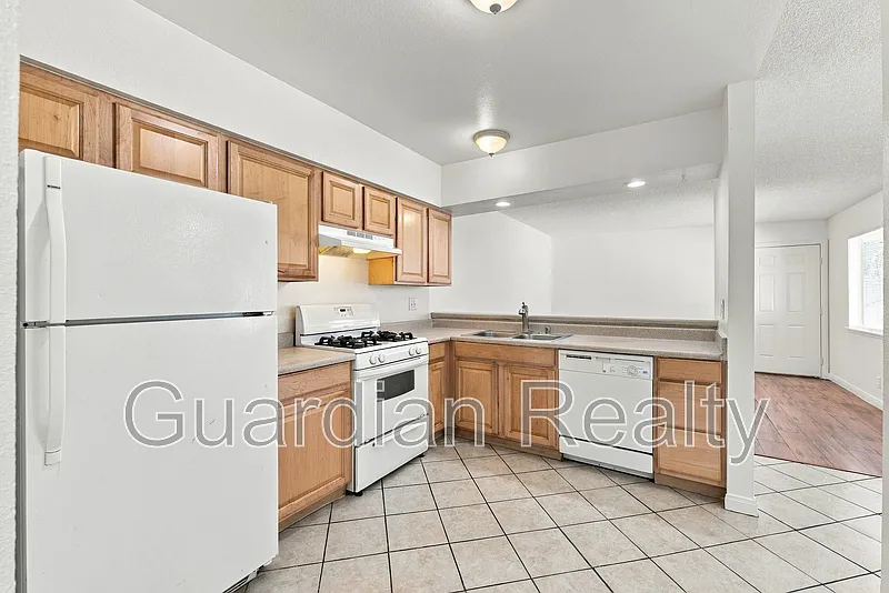 2 bed, 1.0 bath, 902 sqft, $1,220 — Photo 2
