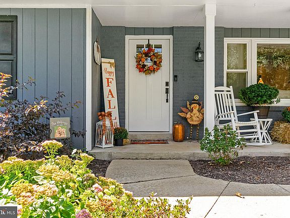 3rd image of 10008 Hopkins Ln