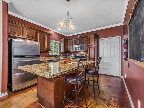 4th image of 1403 Medina Dr
