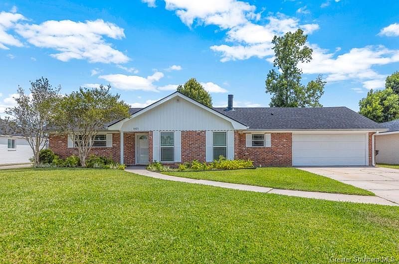 1st image of 1421 N Chateau Cir