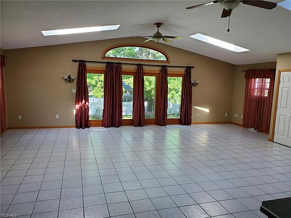 3rd image of 330 Shenandoah Blvd