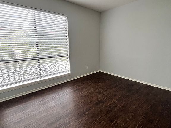 4th image of 909 N Croft Ave #207