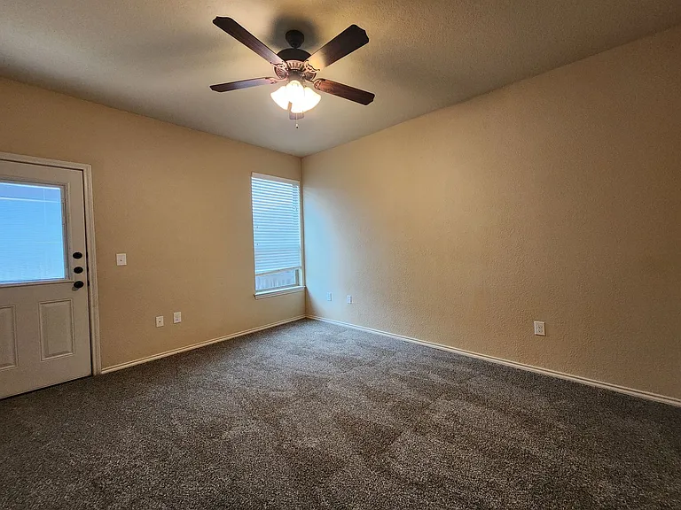 712 Creekside Cir — Photo 35