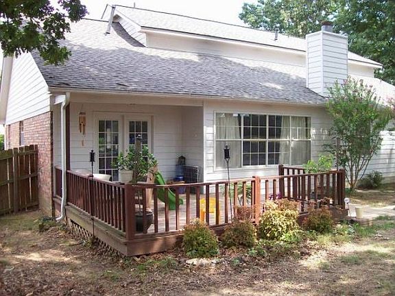 Inviting Back Yd w/deck