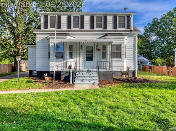 8537 Superior Ave, Center Line, MI 48015