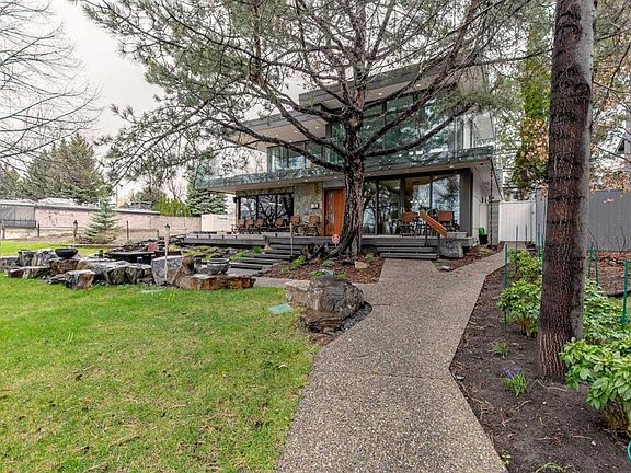 3rd image of 2825 Parkside Dr S