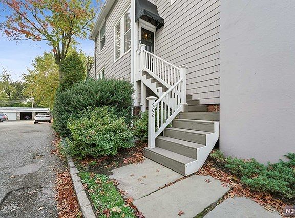 2nd image of 208 Bellevue Ave Floor 3