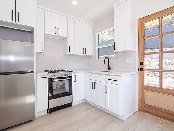 5th image of 1723 1/2 Yosemite Dr
