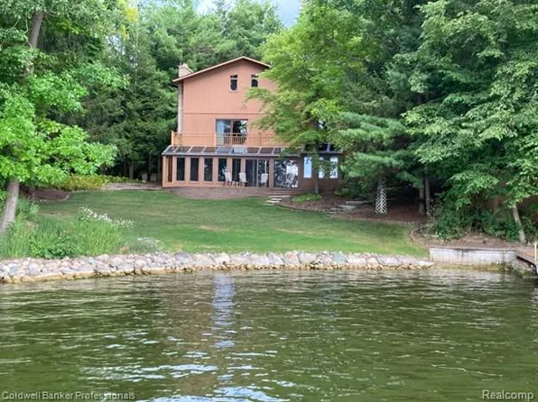 3583 Mitchell Rd, Lapeer, MI 48446