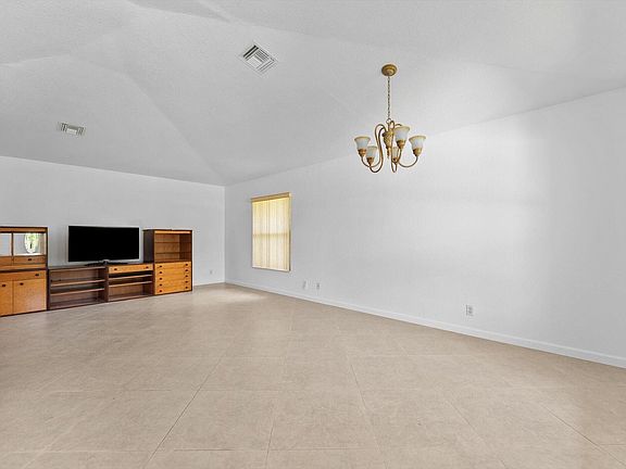 4th image of 375 NW 42nd Street