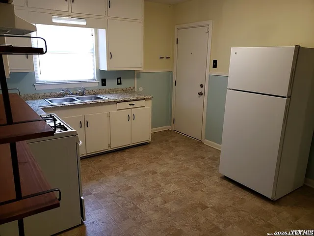514 Adrian Dr — Photo 9