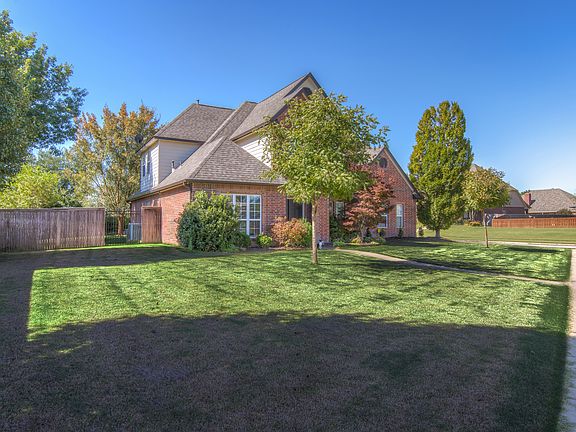 Left side - gate to backyard