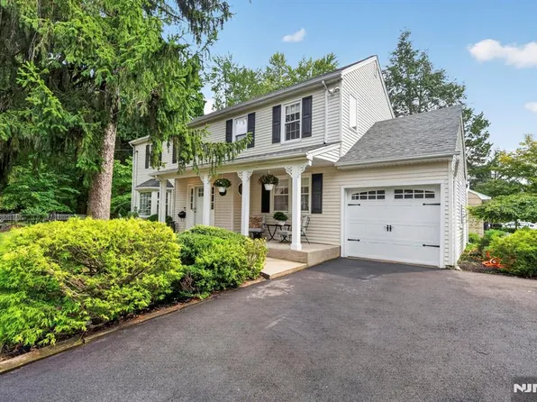 410 Chestnut St, Paramus, NJ 07652