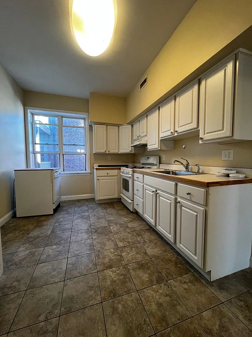 Sept 1 2027! Huge BU South Campus 5 Bed/2 Bath. Porch, A/C, Laundry, Amazing Location on St. Mary... — Photo 3