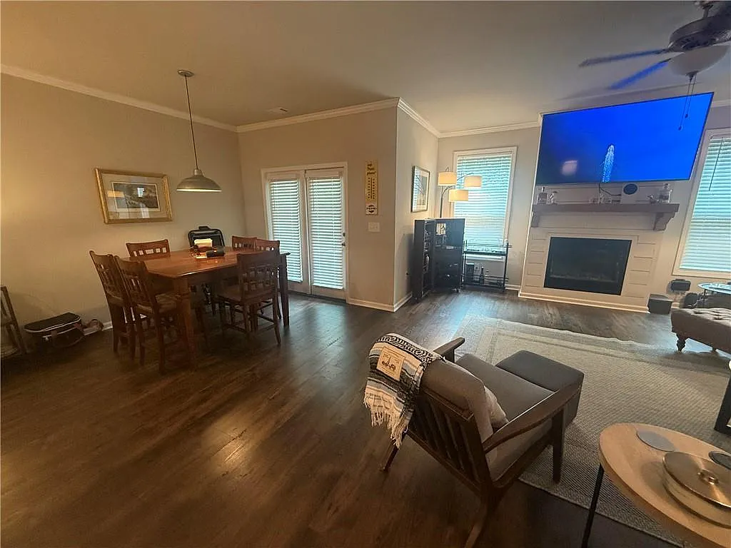 3 bed, 2.5 bath, 2020 sqft, $1,995 — Photo 2