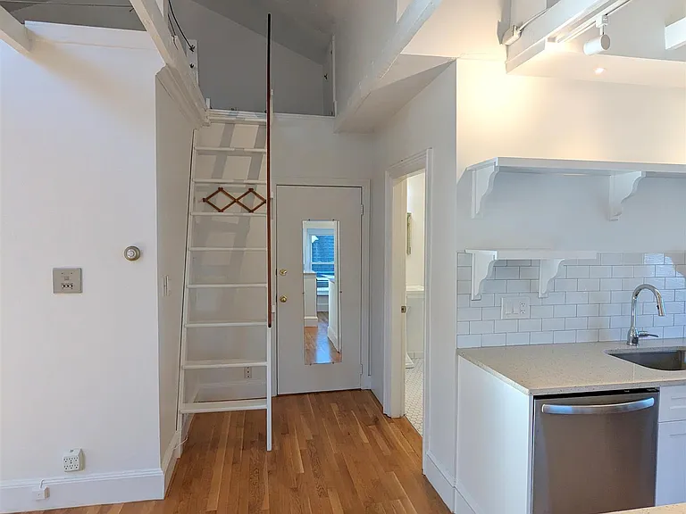 17 Howe St #3 — Photo 5