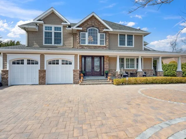 194 Shadybrook Lane, West Islip, NY 11795