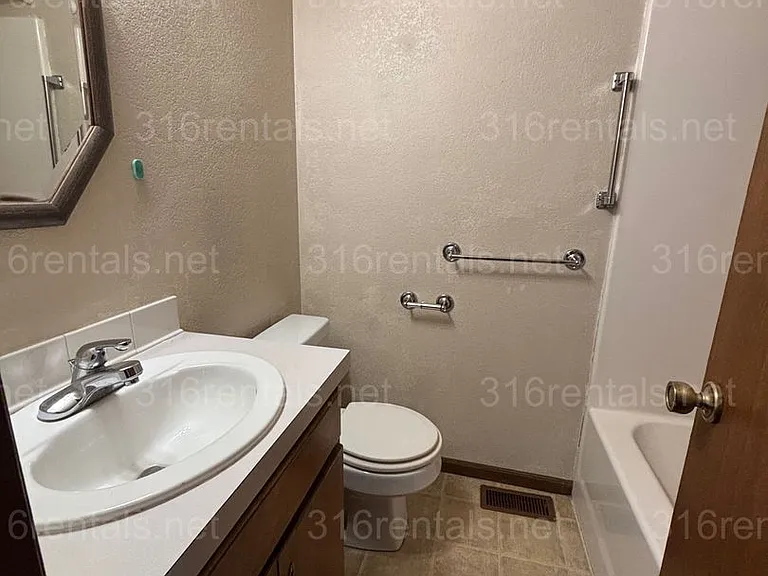 1010 S Topeka St — Photo 1