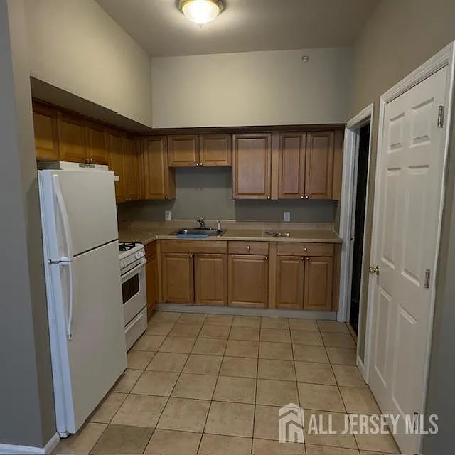 2 bed, 1.0 bath, $2,250 — Photo 2