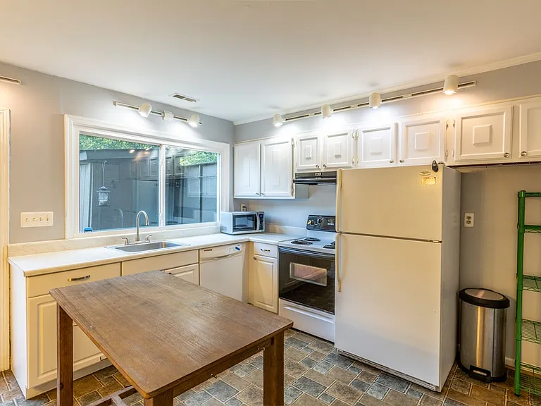 110 Woodlake Dr — Photo 16