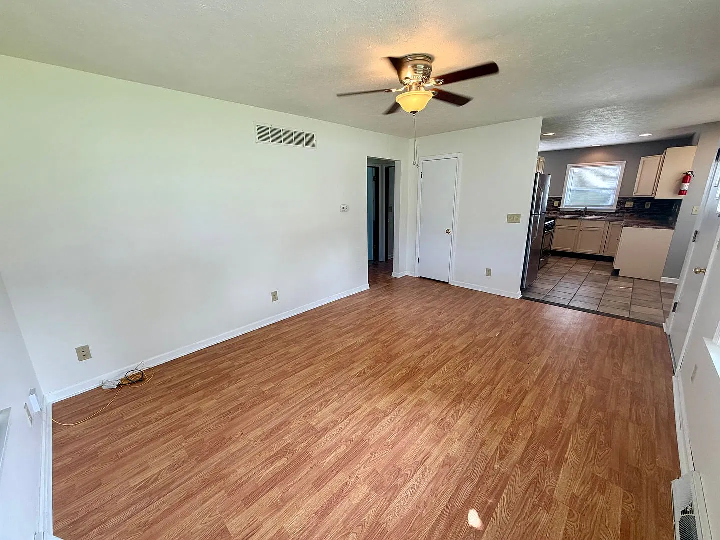 Charming 2 Bedroom 2 Bathroom House! — Photo 3