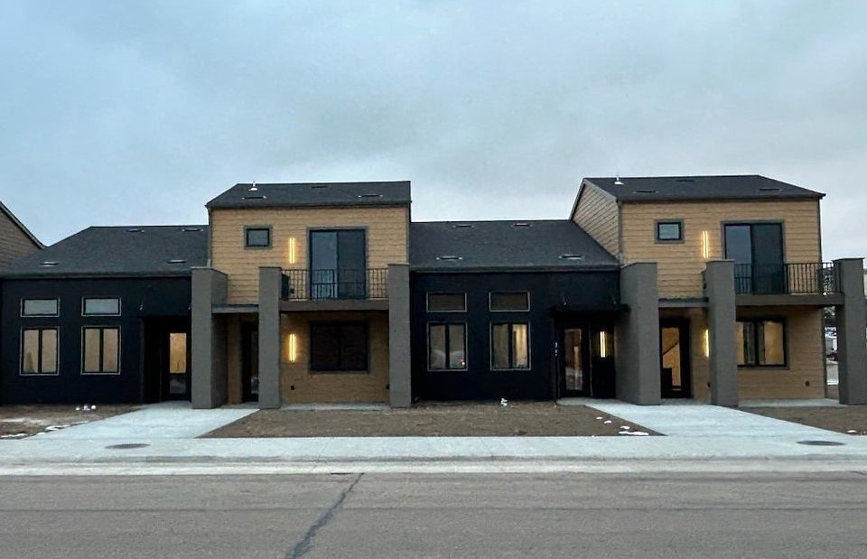 1st image of 285 W 5th St