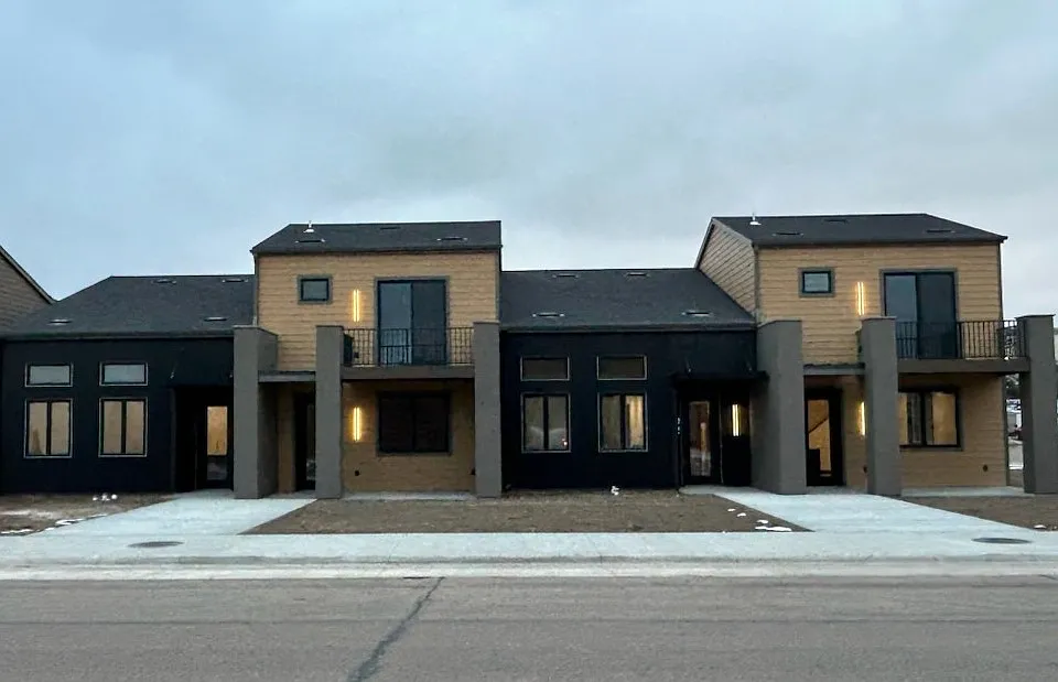 285 W 5th St