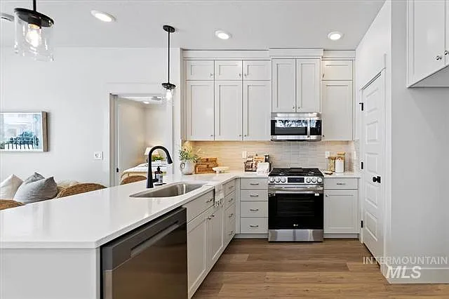3 bed, 2.5 bath, 1652 sqft, $2,495 — Photo 2