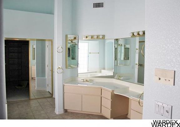 4th image of 623 Country Club Dr