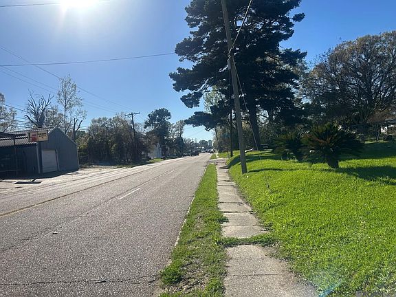 5th image of 3761 North St