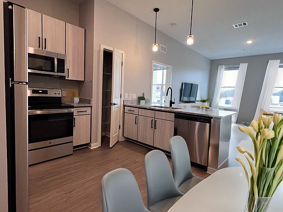 4th image of 112 E Greenhill Ln #204