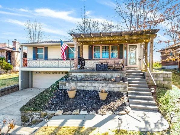 370 NW North Shore Dr, Lake Waukomis, MO 64151