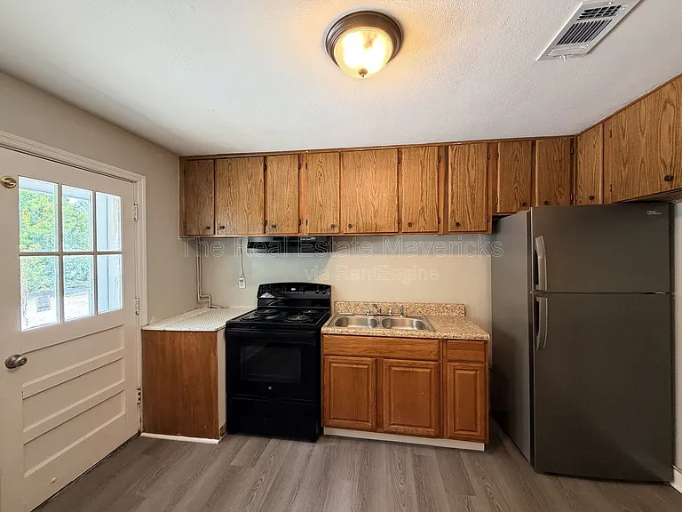 5601 Belaire Dr #D — Photo 6