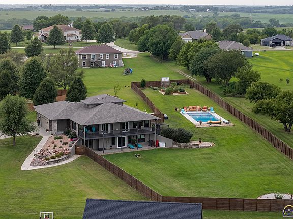 3rd image of 9826 Greenview Dr
