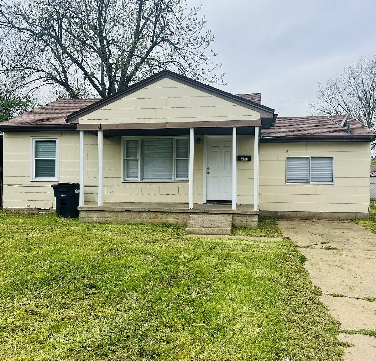 2 bed, 1.0 bath, $900 — Photo 1