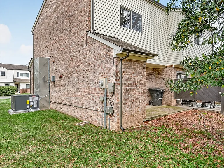 601 E Grundy St #B — Photo 28